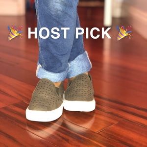 🎉 HOST PICK! Girls Green cutout slip ons